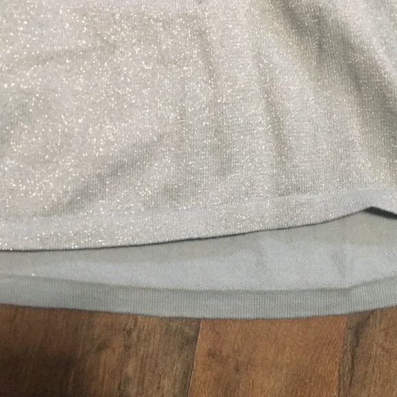 Sparkle! V neck with design at the neck. - Picture 4 of 4